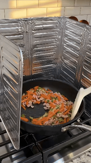 Aluminijumska zaštita od prskanja ulja tokom kuvanja 1+1 GRATIS